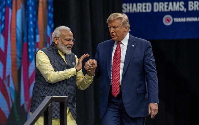 Thủ tướng Ấn Độ Modi (bên trái) và Tổng thống Mỹ Trump. Ảnh: Forbes.