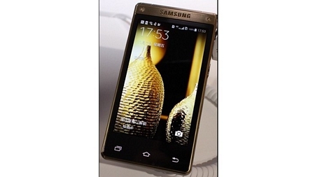 Smartphone lật W2015 của Samsung sẽ sớm có mặt trên thị trường mặc dù nó đã được ra mắt tại Trung Quốc. Sản phẩm có giá 2.450 USD (khoảng 57,2 triệu đồng). Smartphone này được trang bị Snapdragon 801 của Qualcomm, bộ nhớ trong 16 GB, camera 16 MP, NFC, hỗ trợ hai SIM.
