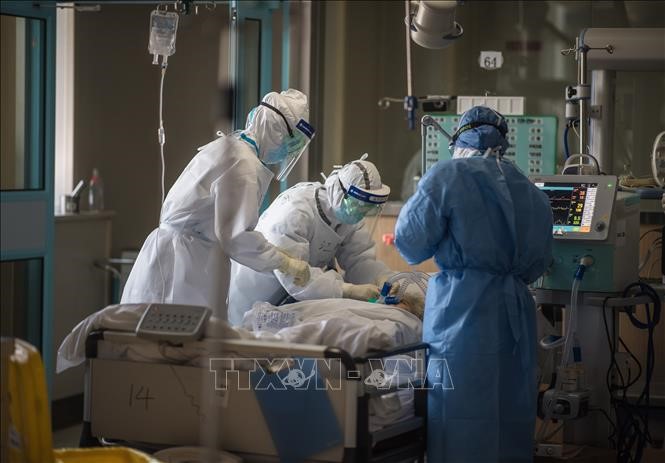 Nhân viên y tế điều trị cho bệnh nhân tại bệnh viện Vũ Hán, tỉnh Hồ Bắc, Trung Quốc ngày 23/2/2020. Ảnh: THX/TTXVN
