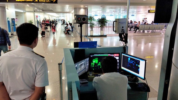 Cảng hàng không Tân Sơn Nhất (TP.HCM) thực hiện kiểm soát thân nhiệt hành khách nhằm ngăn chặn sự lây lan của dịch COVID-19 - Ảnh: VĂN BÌNH