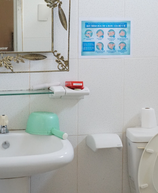 Dán poster hướng dẫn sử dụng khẩu trang và rửa tay đúng cách,… tại nhiều nơi, giúp người lao động tự bảo vệ mình.