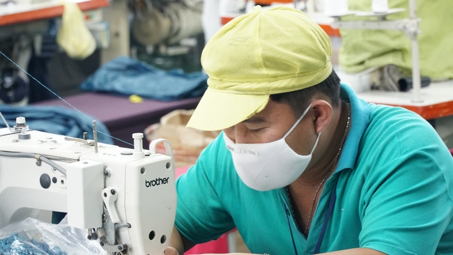 Công ty TNHH BOHSING đóng tại Khu công nghiệp Hòa Phú trang bị khẩu trang vải kháng khuẩn cho người lao động.