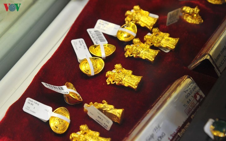 Giá vàng thế giới hiện tương đương 46,18 triệu đồng/lượng, thấp hơn 520.000 đồng/lượng so với giá bán vàng SJC. (Ảnh minh họa)