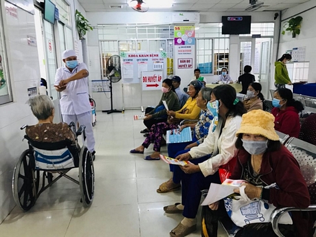 Cán bộ y tế Trung tâm Y tế huyện Tam Bình hướng dẫn người dân đến khám bệnh rửa tay đúng cách để phòng bệnh.