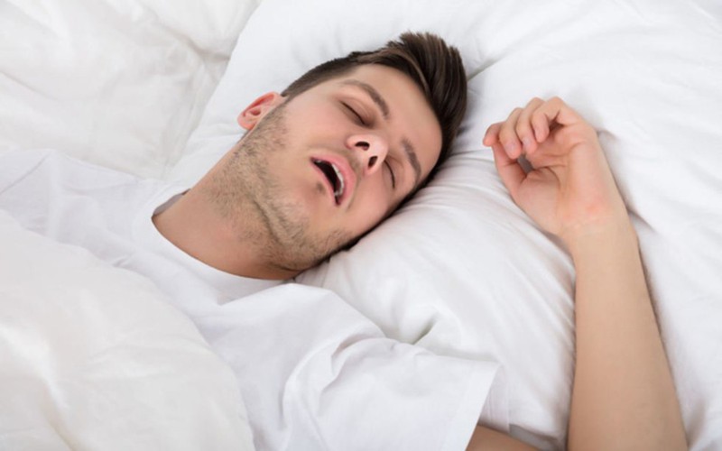 Ngủ quá ít hoặc quá nhiều: Nếu giấc ngủ ngắn hoặc dài hơn 7- 8 tiếng, cơ thể tự động chuyển sang trạng thái rối loạn và bắt đầu sản xuất hợp chất cortisol và norepinephrine gây đau đầu.