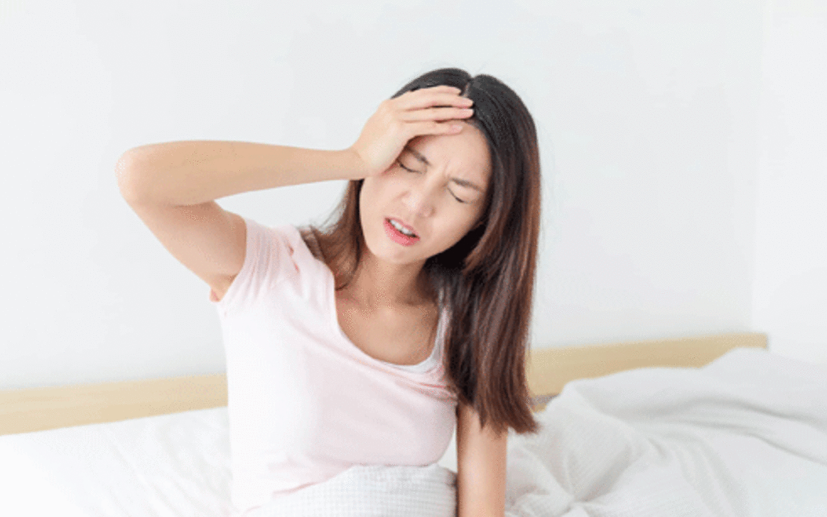 Thiếu hụt hormone: Hợp chất endorphin thường hạ xuống ngưỡng thấp nhất vào lúc sáng sớm có thể dẫn đến co thắt mạch não, gây đau đầu.