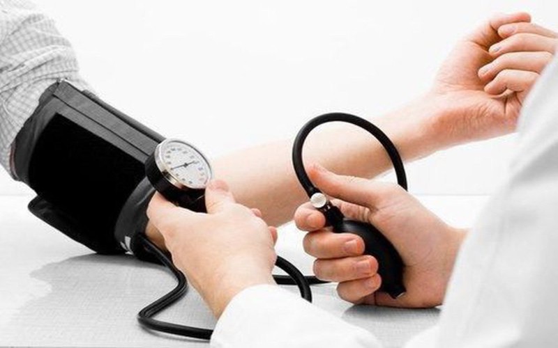 Tăng huyết áp: Cơn đau xuất hiện do hậu quả co thắt mạch máu và tăng huyết áp, thường xuất hiện ở khu vực sau gáy và đi kèm tình trạng ù tai.