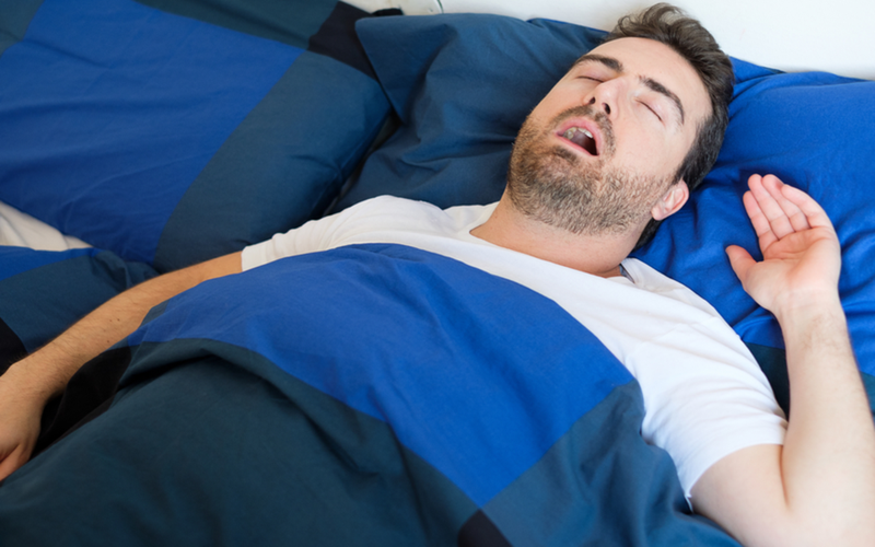 Hội chứng ngưng thở khi ngủ: Tình trạng thiếu oxy cung cấp cho não trong giấc ngủ có thể dẫn đến hậu quả nhức đầu sáng sớm.