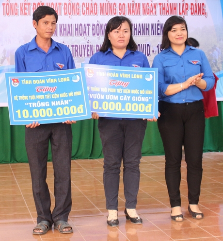 Bí thư Tỉnh Đoàn Vĩnh Long- Nguyễn Huỳnh Thu trao bảng tượng trưng hỗ trợ 2 mô hình thanh niên khởi nghiệp