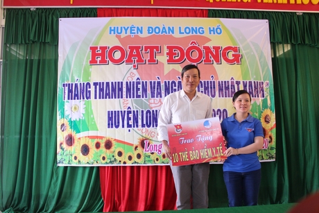 Dịp này, Huyện Đoàn Long Hồ cũng trao bảng tượng trưng tặng 10 thẻ BHYT cho các hộ dân tại địa phương