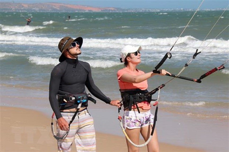 Hướng dẫn du khách chơi lướt vãn diều trên biển Mũi Né-Bình Thuận. (Ảnh: Hồng Hiếu/TTXVN)