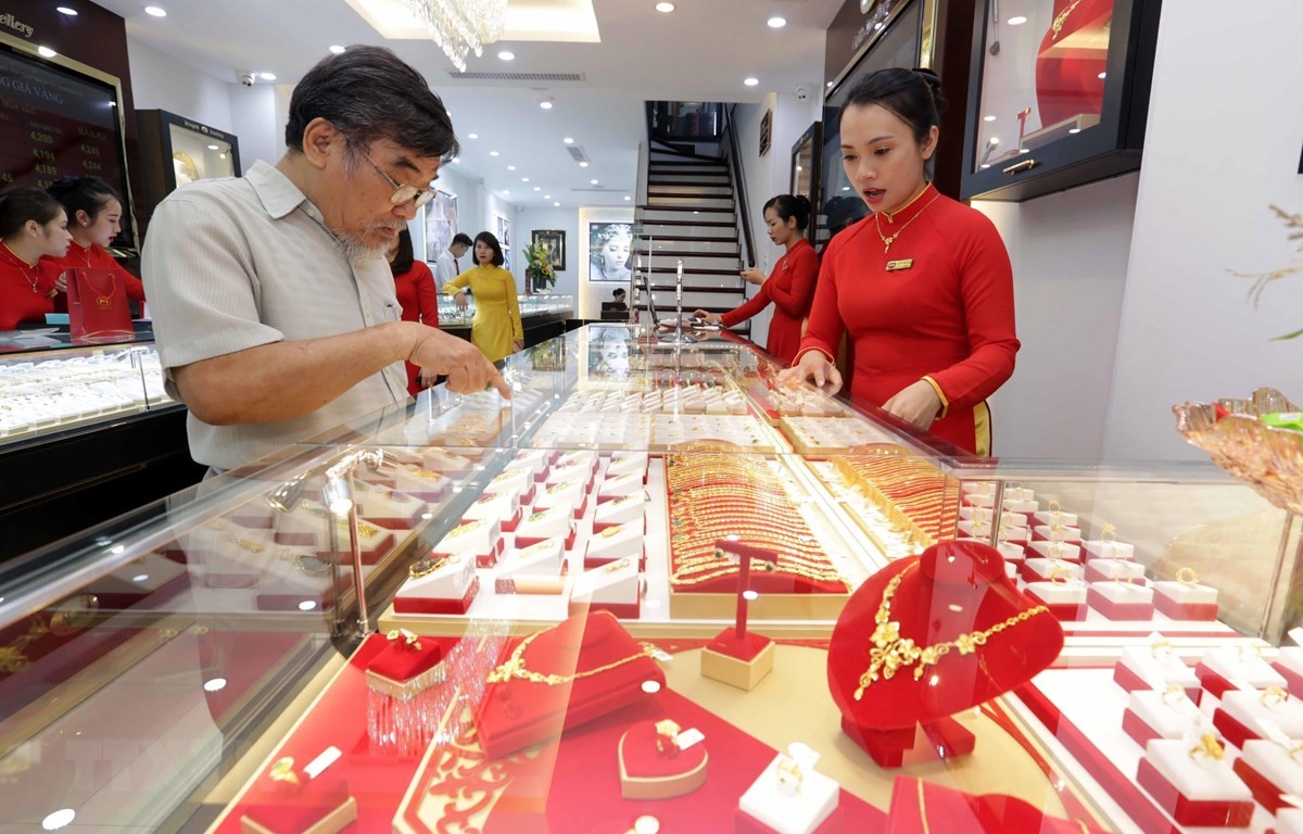 Khách mua bán vàng tại Công ty kinh doanh vàng bạc Mạnh Hải. (Ảnh: Trần Việt/TTXVN)