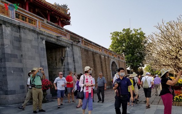 Do ảnh hưởng của dịch Covid-19, khách du lịch đến Việt Nam giảm 2 con số. (Ảnh minh họa)