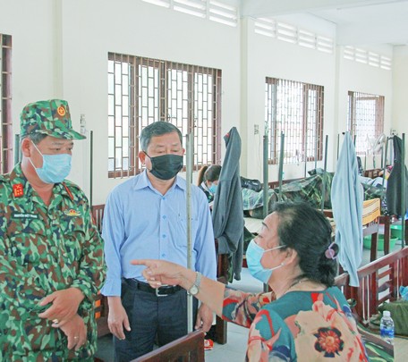 Đại tá Nguyễn Việt Trung (bìa phải)- Phó Chính ủy Bộ Chỉ huy Quân sự tỉnh và Giám đốc Sở Y tế- Văn Công Minh thăm hỏi những người bị cách ly. 