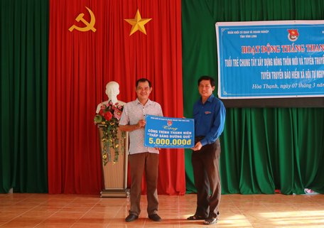 Đoàn Khối Cơ quan và Doanh nghiệp tỉnh hỗ trợ xã Hòa Thạnh (Tam Bình) công trình thanh niên “Thắp sáng đường nông thôn”.