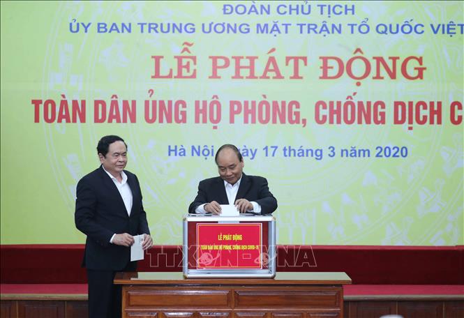 Thủ tướng Nguyễn Xuân Phúc ủng hộ phòng, chống dịch COVID-19. 