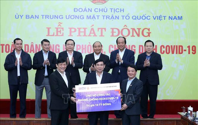 Thủ tướng Nguyễn Xuân Phúc và các đại biểu chứng kiến các tổ chức và cá nhân quyên góp ủng hộ công tác phòng, chống dịch COVID-19.