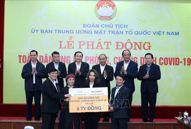 Thủ tướng Nguyễn Xuân Phúc và các đại biểu chứng kiến các tổ chức và cá nhân quyên góp ủng hộ công tác phòng, chống dịch COVID-19.