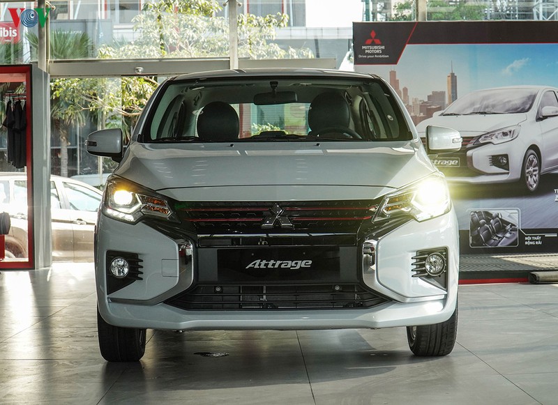 Ngày 17/3, Mitsubishi giới thiệu Attrage phiên bản mới ra thị trường Việt Nam với 2 phiên bản - MT (giá 375 triệu đồng) và AT (giá 460 triệu đồng). Vẻ ngoài của Mitsubishi Attrage 2020 được thiết kế theo phong cách Dynamic Shield.