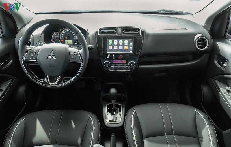 Nhờ bố trí khoang động cơ thông minh, tiết kiệm diện tích, không gian nội thất của Attrage được mở rộng mang đến sự rộng rãi thoải mái cho các hành khách. Điểm nâng cấp đáng chú ý nằm ở hệ thống thông tin giải trí với màn hình cảm ứng 7 inch mới (thay cho màn 6 inch trên bản cũ), hỗ trợ kết nối Apple CarPlay và Android Auto, có thể kết nối 2 điện thoại cùng lúc đạt chuẩn Hi-Res Audio. Attrage 2020 được trang bị hàng loạt các tiện nghi như: Chìa khóa thông minh, khởi động nút bấm, nút chỉnh âm thanh trên vô lăng, hệ thống điều hòa tự động, gập gương điện đến những tiện nghi cho hành khách sau như tựa tay với hốc để ly, 3 tựa đầu cho hàng ghế sau…
