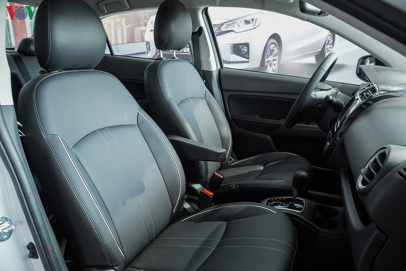 Ghế ngồi trên xe được bọc da và ghế lái trên Attrage 2020 còn được trang bị tựa tay giúp người lái thoải mái hơn trên những chặng đường dài.