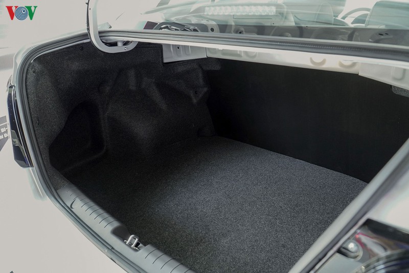 Khoang hành lý của Mitsubishi Attrage 2020 có dung tích lên tới 450 lít, nút bấm mở cốp đặt bên ngoài thay cho kiểu tích hợp vào tay nắm cửa.