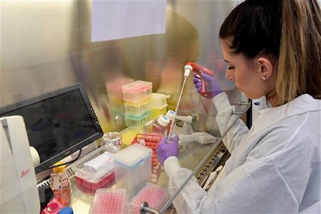 Một nhà khoa học nghiên cứu kháng thể chống virus gây dịch COVID-19 tại phòng thí nghiệm Viện nghiên cứu y học Rega ở Leuven, Bỉ ngày 28/2/2020. (Nguồn: AFP/TTXVN)