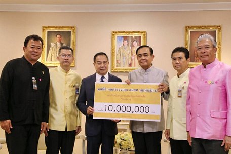 Chủ tịch LĐBĐ Thái Lan quyên góp 10 triệu baht chống Covid-19.
