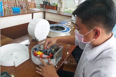 Đoàn viên, thanh niên Dofico chế tạo thiết bị rửa tay tự động chống COVID-19. 