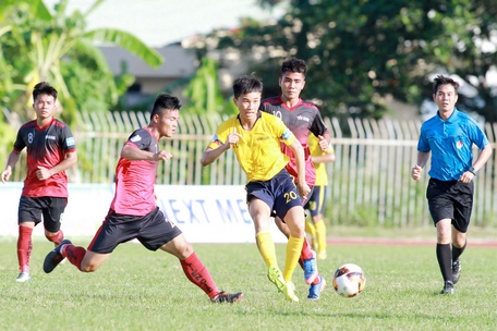 Bóng đá là môn thi đấu trong khuôn khổ Đại hội Thể thao ĐBSCL lần VIII- 2020. Trong ảnh: Trận đấu giữa Vĩnh Long (áo sáng màu) gặp Tiền Giang.