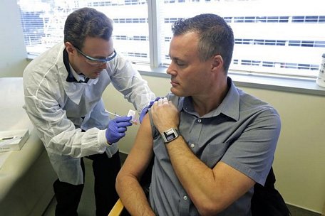 Tình nguyện viên được tiêm vắc xin COVID-19 thử nghiệm vào ngày 17/3.Ảnh: AP