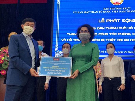 Tại buổi phát động, ông Johnathan Hạnh Nguyễn đã ủng hộ số tiền 25 tỷ đồng cho quỹ phòng chống dịch bệnh Covid-19