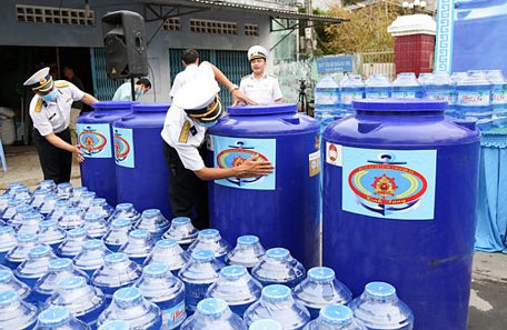  Bộ đội Vùng 2 Hải quân mang nước ngọt cung cấp cho người dân tỉnh Bến Tre Ảnh: MINH THẮNG