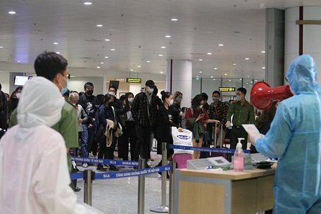  Đón hành khách nhập cảnh tại sân bay Nội Bài - Ảnh: NIA