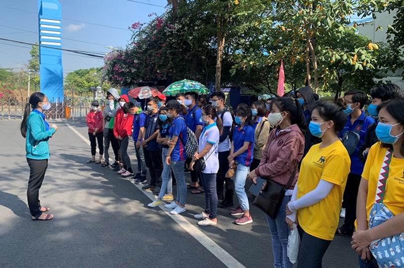 Lực lượng sinh viên tình nguyện các trường có mặt từ sáng sớm để chuẩn bị tham gia dọn dẹp tại khu A KTX Đại học Quốc gia TP Hồ Chí Minh.