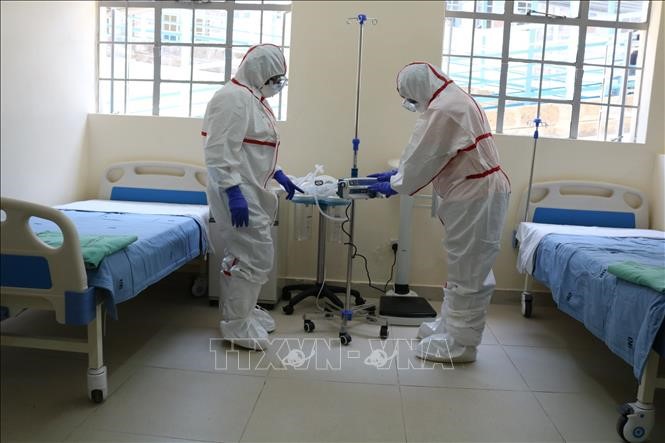 Nhân viên y tế làm việc tại khu vực cách ly dành cho bệnh nhân COVID-19 tại bệnh viện ở Nairobi, Kenya, ngày 6/3/2020. Ảnh: THX/TTXVN