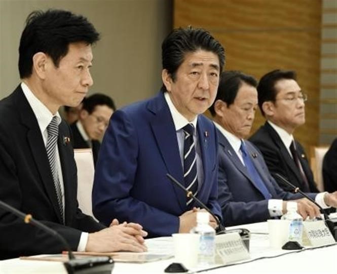 Thủ tướng Shinzo Abe phát biểu trong cuộc họp khẩn về dịch COVID-19 tại Tokyo, Nhật Bản, ngày 21/3/2020. Ảnh: Kyodo/ TTXVN