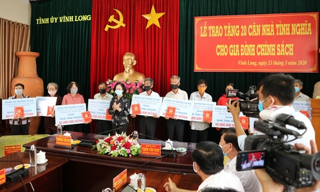 Đồng chí Trương Thị Mai (đứng giữa) trao nhà tình nghĩa và tặng quà cho hộ gia đình chính sách.