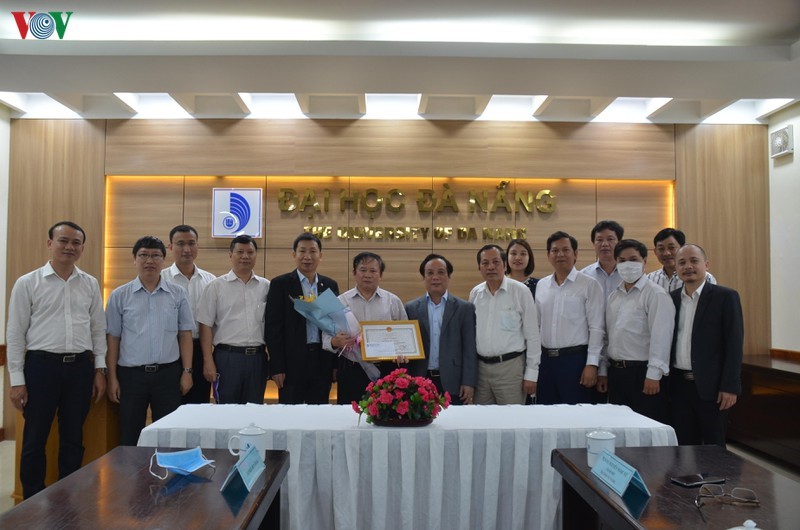 GS.TSKH Bùi Văn Ga (đứng giữa cầm hoa) cùng nhóm nghiên cứu nhận giấy khen từ Lãnh đạo Đại học Đà Nẵng.