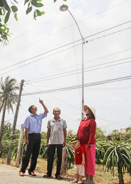 Xã Tân Hạnh đã huy động nguồn lực trong dân trên 1,2 tỷ đồng đầu tư gần 31,5km đường điện chiếu sáng kết hợp cột cờ.