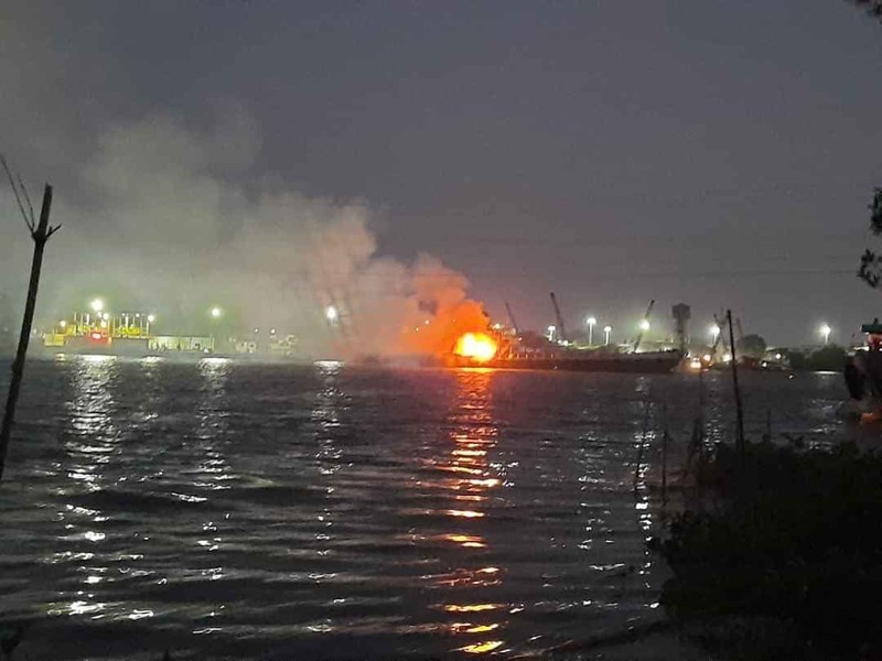Hiện trường vụ cháy tàu chở xăng trên sông Đồng Nai.