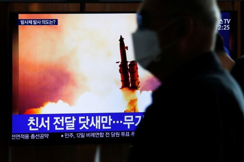 Màn hình TV ở Seoul, Hàn Quốc phát sóng tin tức Triều Tiên phóng một vật thể không xác định ngày 9/3/2020. Ảnh: Reuters