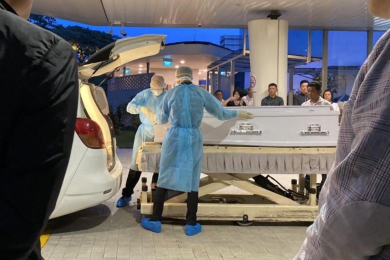 Bệnh nhân COVID-19 tử vong đầu tiên tại Singapore được chuyển đi hỏa táng ngày 22/3. Ảnh: Straitstimes