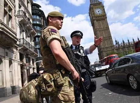 Lực lượng vũ trang Anh hỗ trợ cảnh sát thực thi nhiệm vụ trong nỗ lực kiểm soát dịch COVID-19. Ảnh: AFP/TTXVN