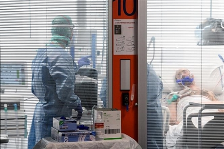 Bệnh nhân nhiễm COVID-19 được điều trị tại bệnh viện ở Lombardy, Italy. Ảnh: AFP/ TTXVN