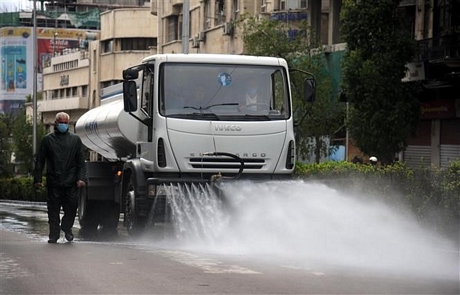 Phun khử trùng một đường phố ở thủ đô Damascus, Syria nhằm ngăn chặn sự lây lan của dịch COVID-19 ngày 20/3/2020. Ảnh: THX/TTXVN