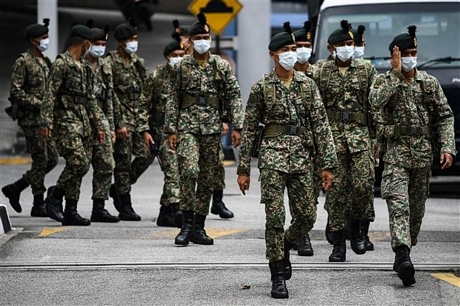 Binh sĩ Malaysia được triển khai nhằm kiểm soát việc đi lại của người dân ở Kuala Lumpur trong bối cảnh dịch COVID-19 bùng phát mạnh tại nước này, ngày 22/3/2020. Ảnh: AFP/TTXV