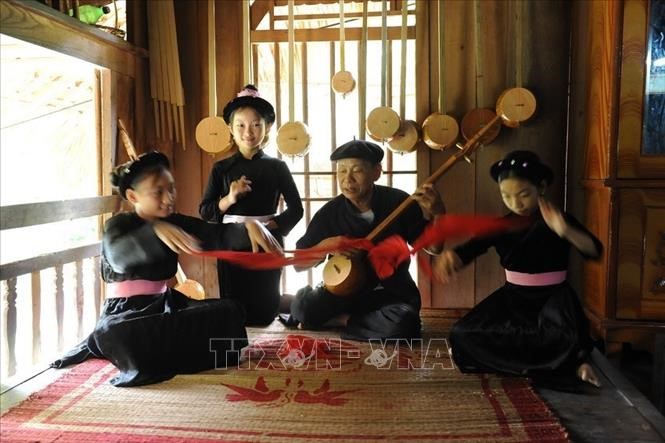 Nghệ nhân Hà Văn Thuấn (huyện Chiêm Hóa, Tuyên Quang) truyền dạy cho cháu, chắt trong gia đình những làn điệu Then cổ. Ảnh: TTXVN