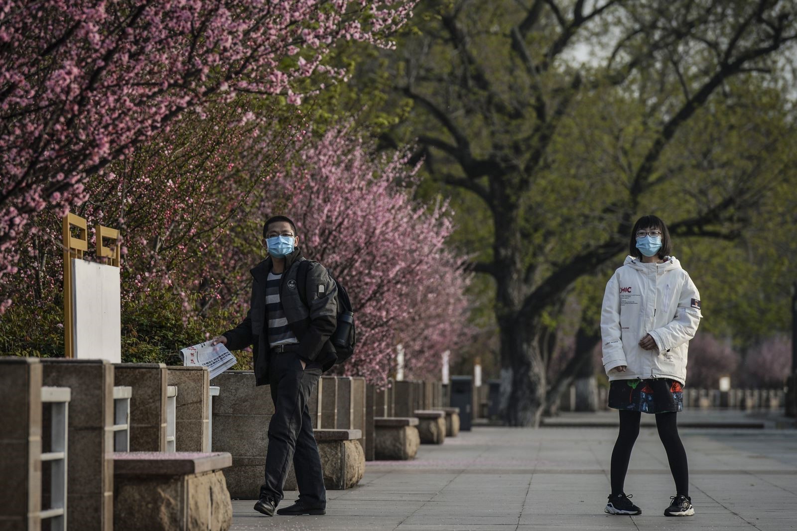 Người dân đeo khẩu trang đề phòng lây nhiễm COVID-19 tại thành phố Vũ Hán, tỉnh Hồ Bắc, Trung Quốc ngày 12/3/2020. Ảnh: AFP/TTXVN