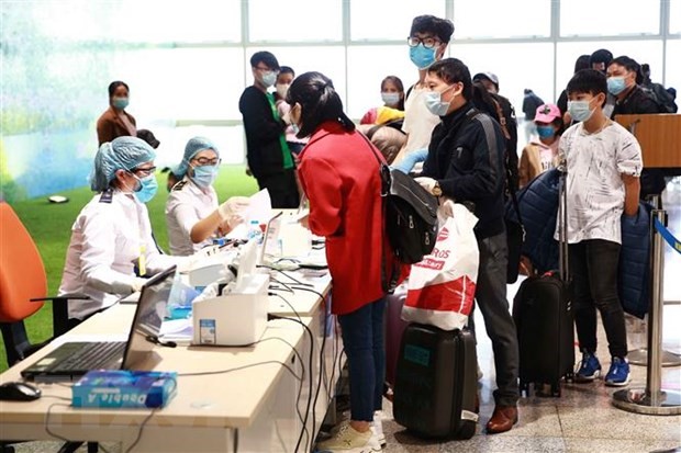 Lực lượng y tế làm thủ tục khai báo y tế bắt buộc đối với hành khách tại Cảng hàng không quốc tế Nội Bài. (Ảnh: Doãn Tấn/TTXVN)